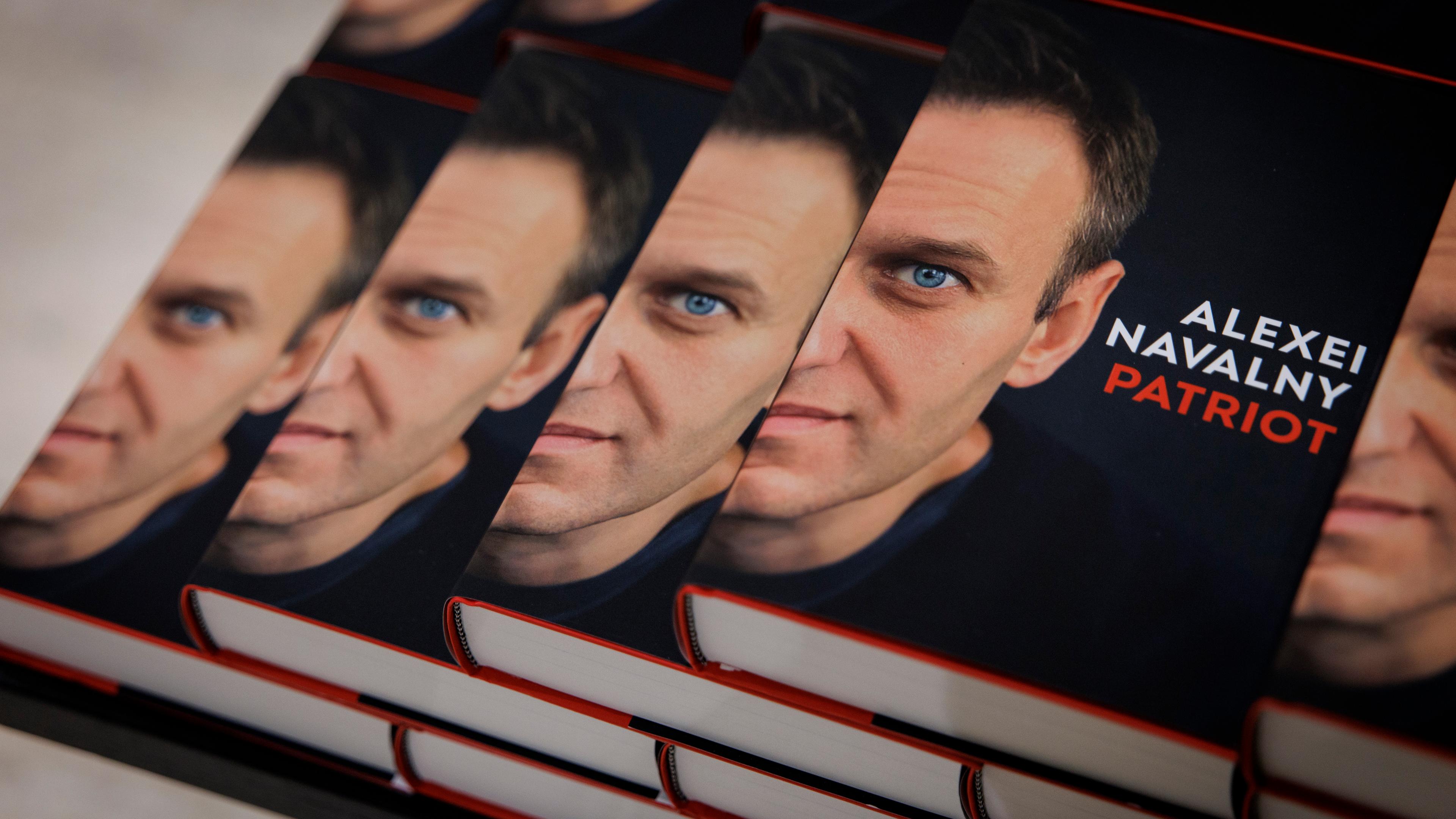 Die Memoiren des verstorbenen russischen Oppositionsführers Alexej Nawalny mit dem Titel „Patriot“, ausgestellt in einer Waterstones-Buchhandlung in London, Großbritannien, 22. Oktober 2024. Der russische Oppositionsführer und unverblümte Kremlkritiker Alexej Nawalny starb am 16. Februar 2024 im Alter von 47 Jahren in einer Strafkolonie. Die Autobiographie, die seine geheimen Tagebücher aus dem Gefängnis enthält, wurde am 22. Oktober 2024 in Großbritannien veröffentlicht.