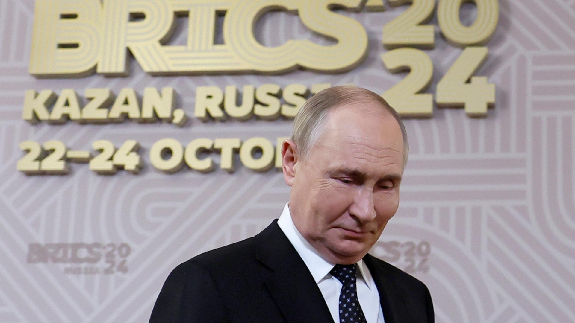  Der russische Präsident Wladimir Putin nimmt an einer Begrüßungszeremonie vor einem informellen Abendessen am Rande des BRICS-Gipfels 2024 in Kasan, Russland, am 22. Oktober 2024 teil. Der BRICS-Gipfel findet vom 22. bis 24. Oktober statt und wird voraussichtlich die größte außenpolitische Veranstaltung sein, die jemals in Russland stattgefunden hat.