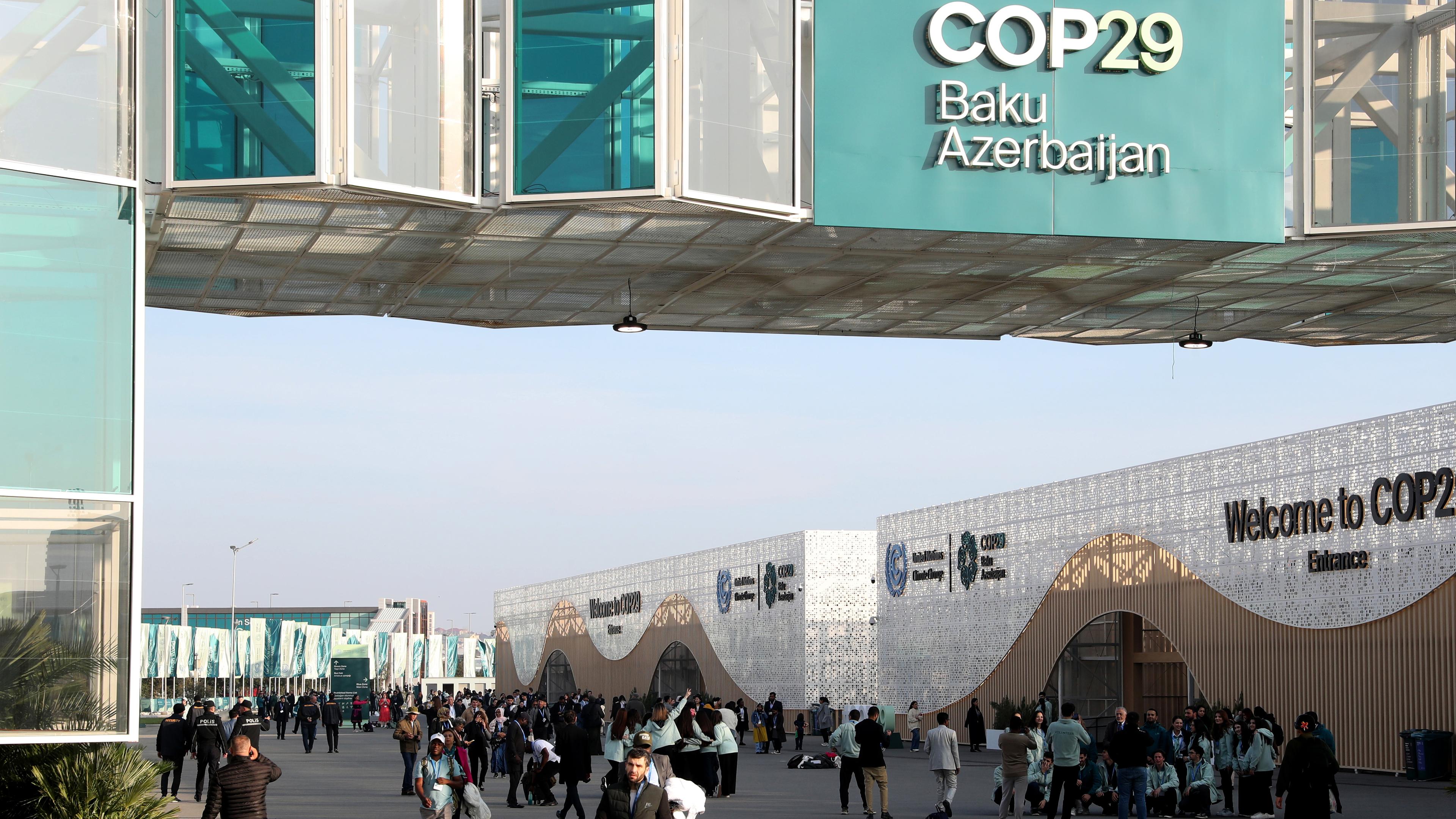 Baku, Azerbaijan, 22.11.2024: Menschen verlassen das Gebäude der Weltklimakonferenz in Baku.
