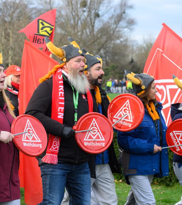 Protestierende Angestellte von VW beim Streik.