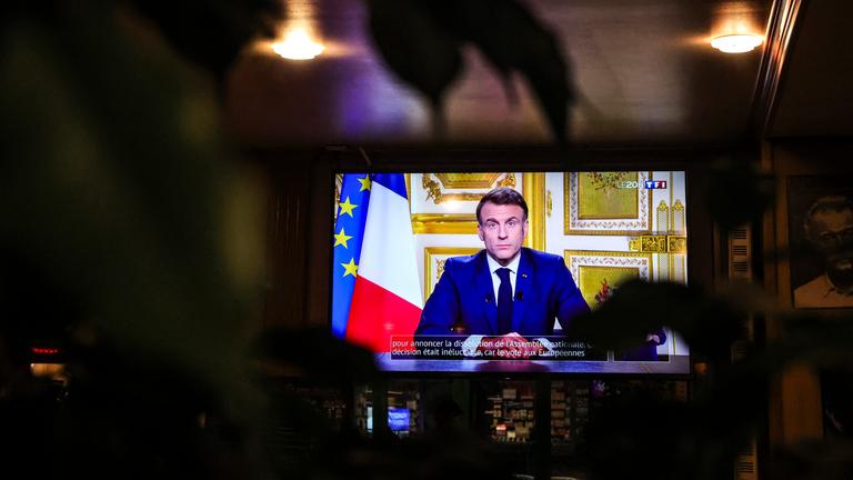 Ein Bildschirm zeigt den französischen Präsidenten Emmanuel Macron bei einer im Fernsehen übertragenen Rede an die französische Nation, in Paris, Frankreich, am 05. Dezember 2024.