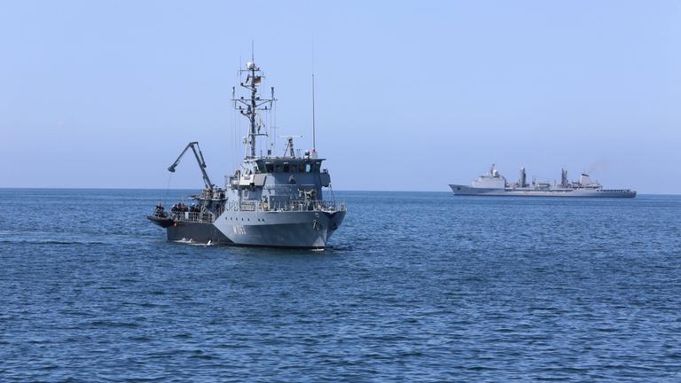 Blick am Montag 05.06.2023 auf der Ostsee vor Warnemünde von dem Minenjagdboot Bad Bevensen