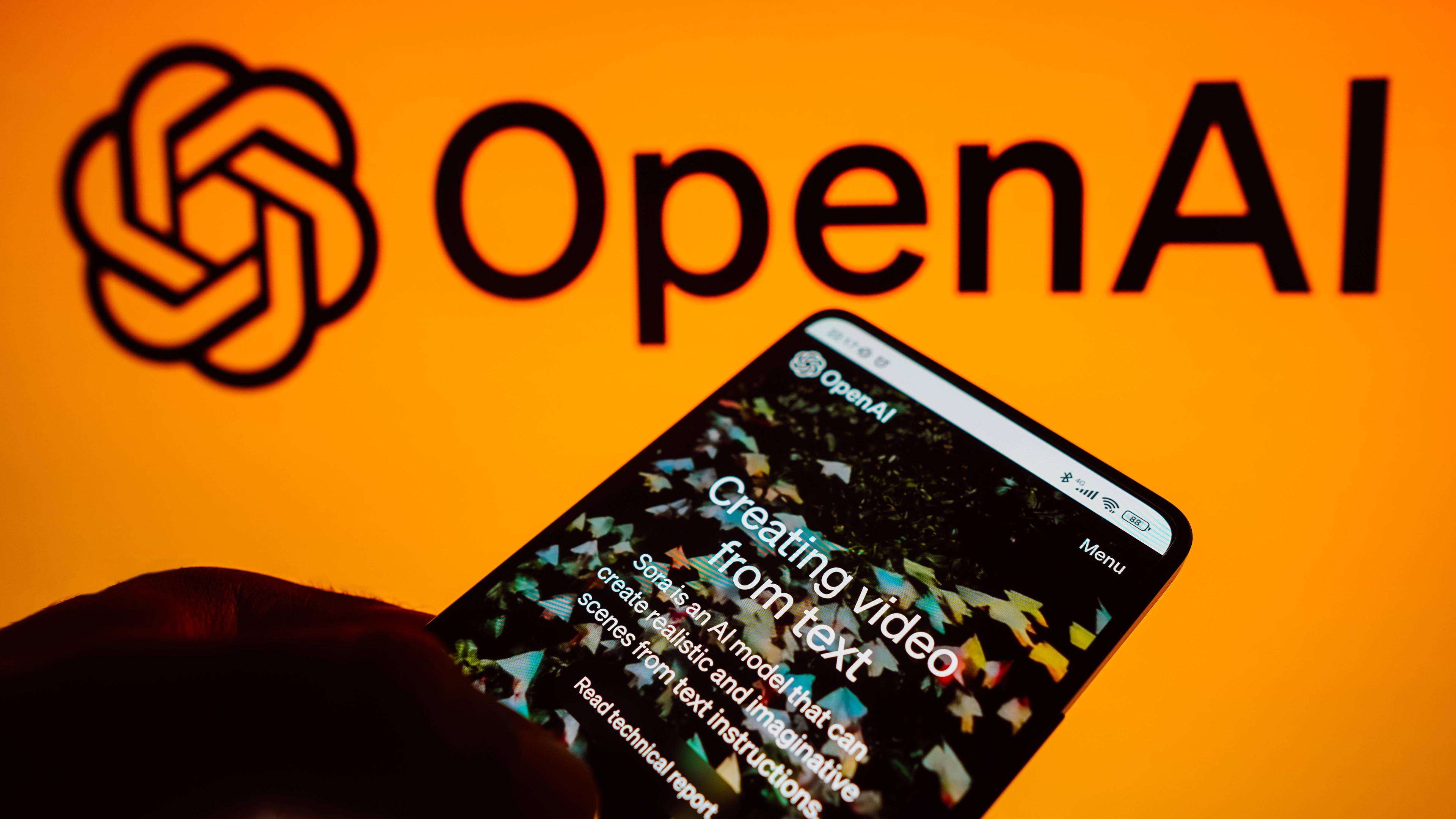 In dieser Fotoillustration wird die Startseite von Sora, der künstlichen Intelligenz für Videos von OpenAI, auf einem Smartphone-Bildschirm angezeigt, mit dem OpenAI-Logo im Hintergrund.
