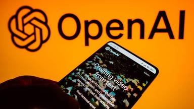 In dieser Fotoillustration wird die Startseite von Sora, der künstlichen Intelligenz für Videos von OpenAI, auf einem Smartphone-Bildschirm angezeigt, mit dem OpenAI-Logo im Hintergrund.