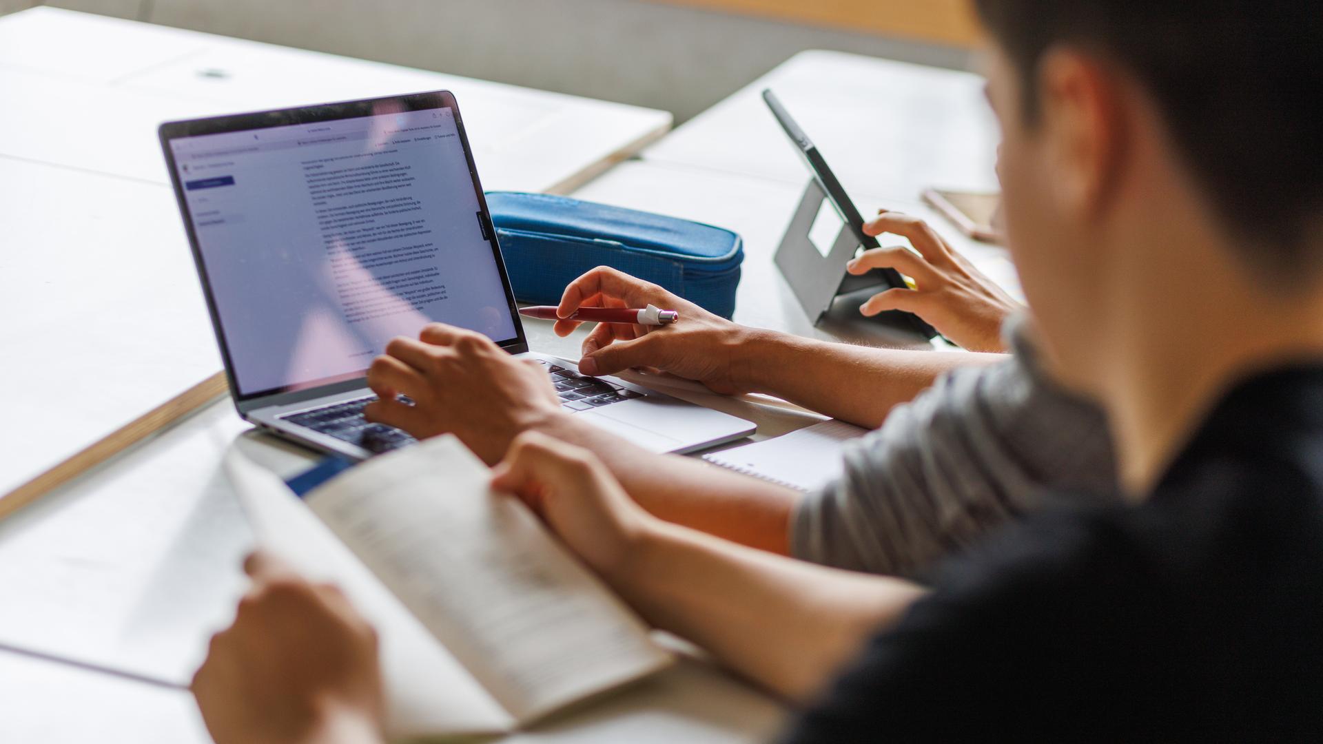 Schüler nutzen im Unterricht KI-Tools am Laptop