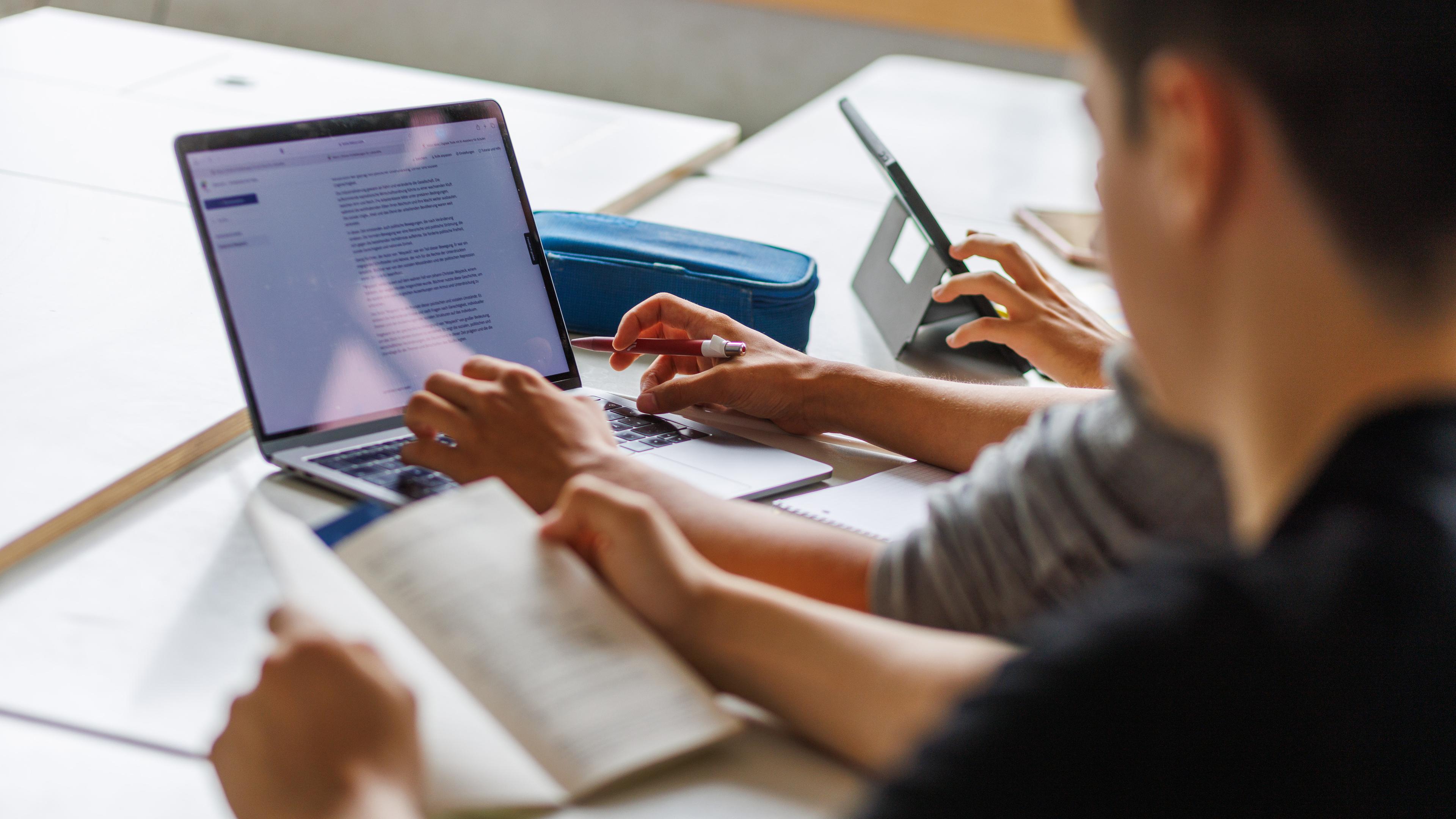 Schüler nutzen im Unterricht KI-Tools am Laptop
