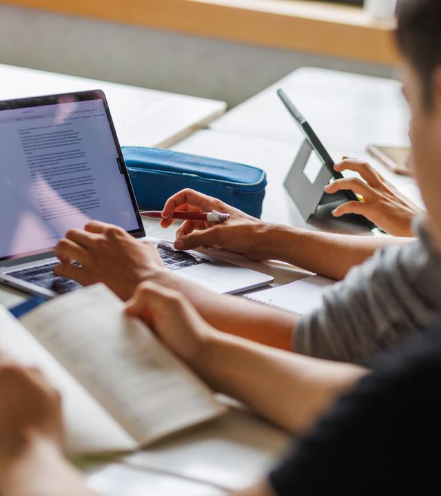 Schüler nutzen im Unterricht KI-Tools am Laptop
