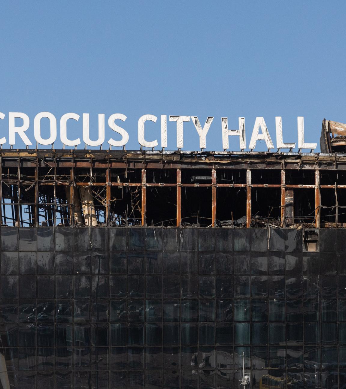 Blick auf die bei einem Terroranschlag beschädigte Konzerthalle Crocus City Hall