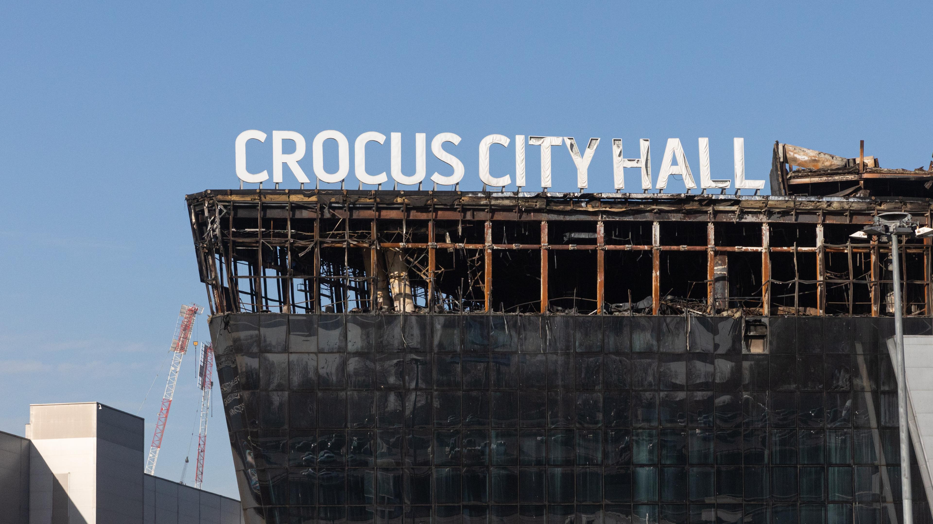 Blick auf die bei einem Terroranschlag beschädigte Konzerthalle Crocus City Hall