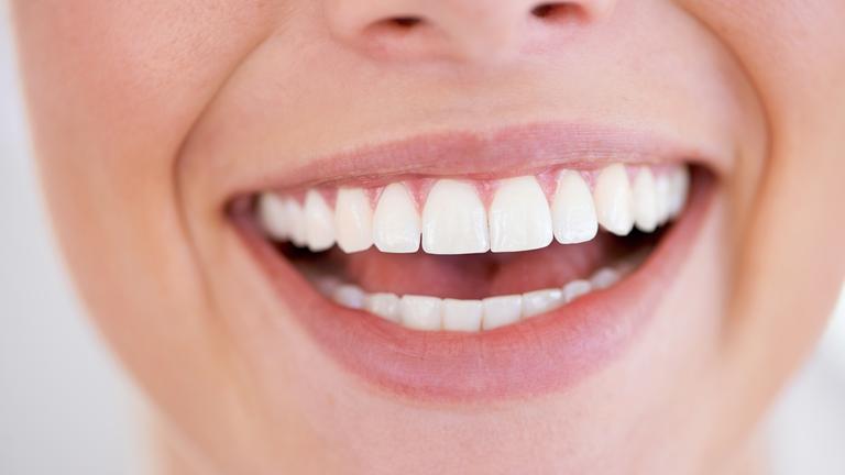 Lächelnder Mund einer Frau