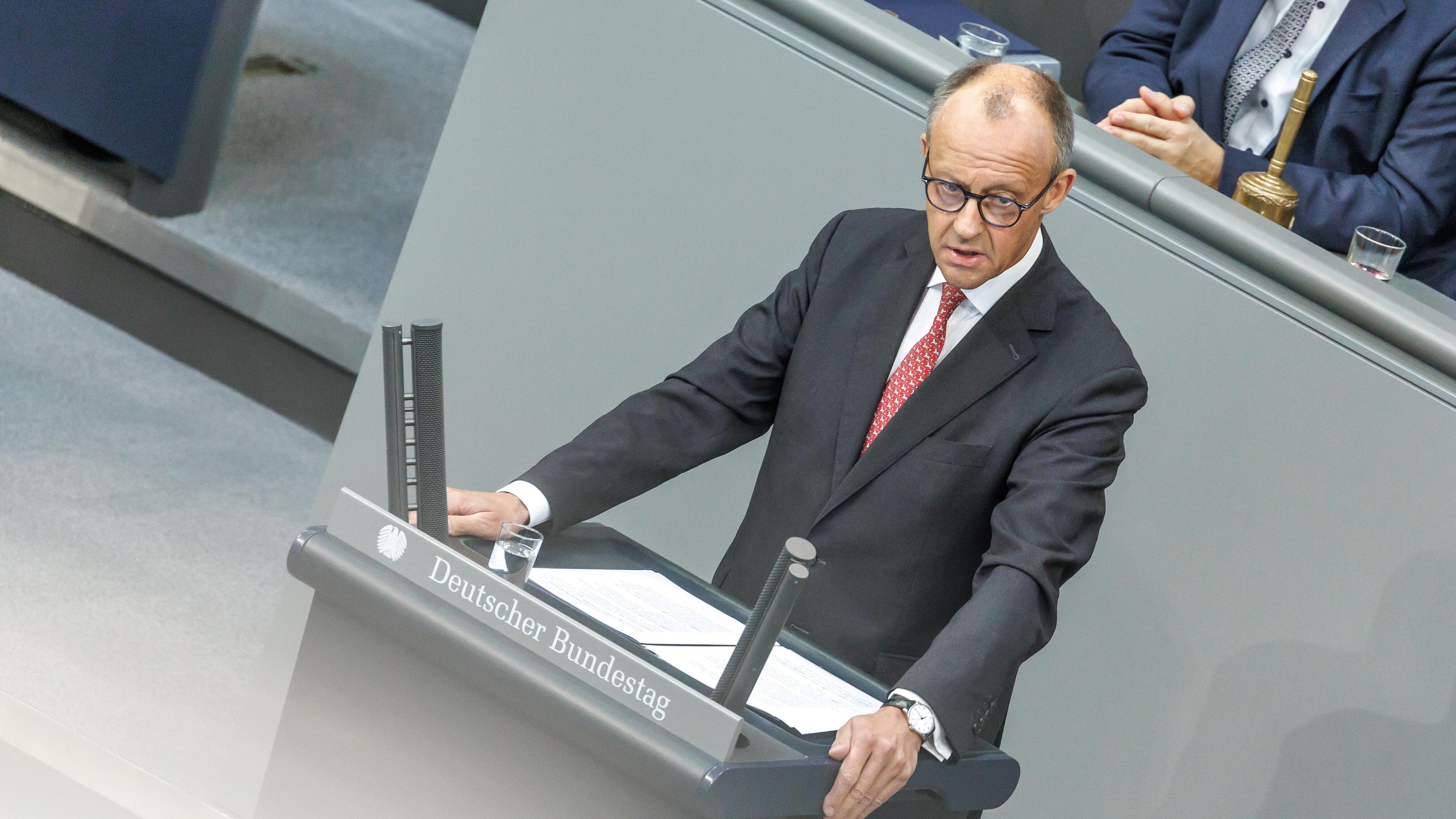 Merz am Rednerpult