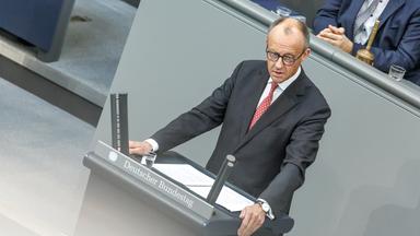 Merz am Rednerpult