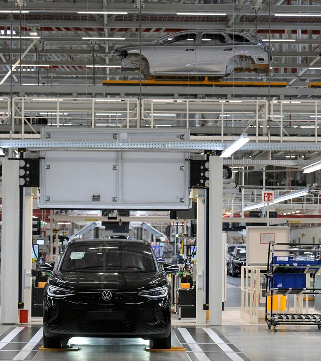 FILE PHOTO: German Economy Minister Robert Habeck visits a Volkswagen plant in Emden