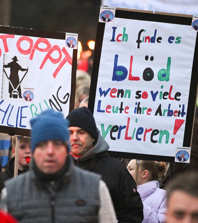 Mitarbeiter und Kinder demonstrieren gegen Werkschließung bei Thyssenkrupp