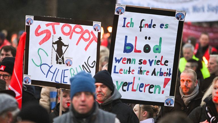 Mitarbeiter und Kinder demonstrieren gegen Werkschließung bei Thyssenkrupp