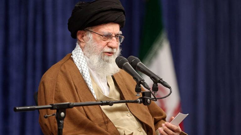 Der Oberste Führer des Iran, Ayatollah Ali Khamenei, spricht während eines Treffens mit einer Gruppe von Menschen in Teheran, Iran, 11. Dezember 2024.