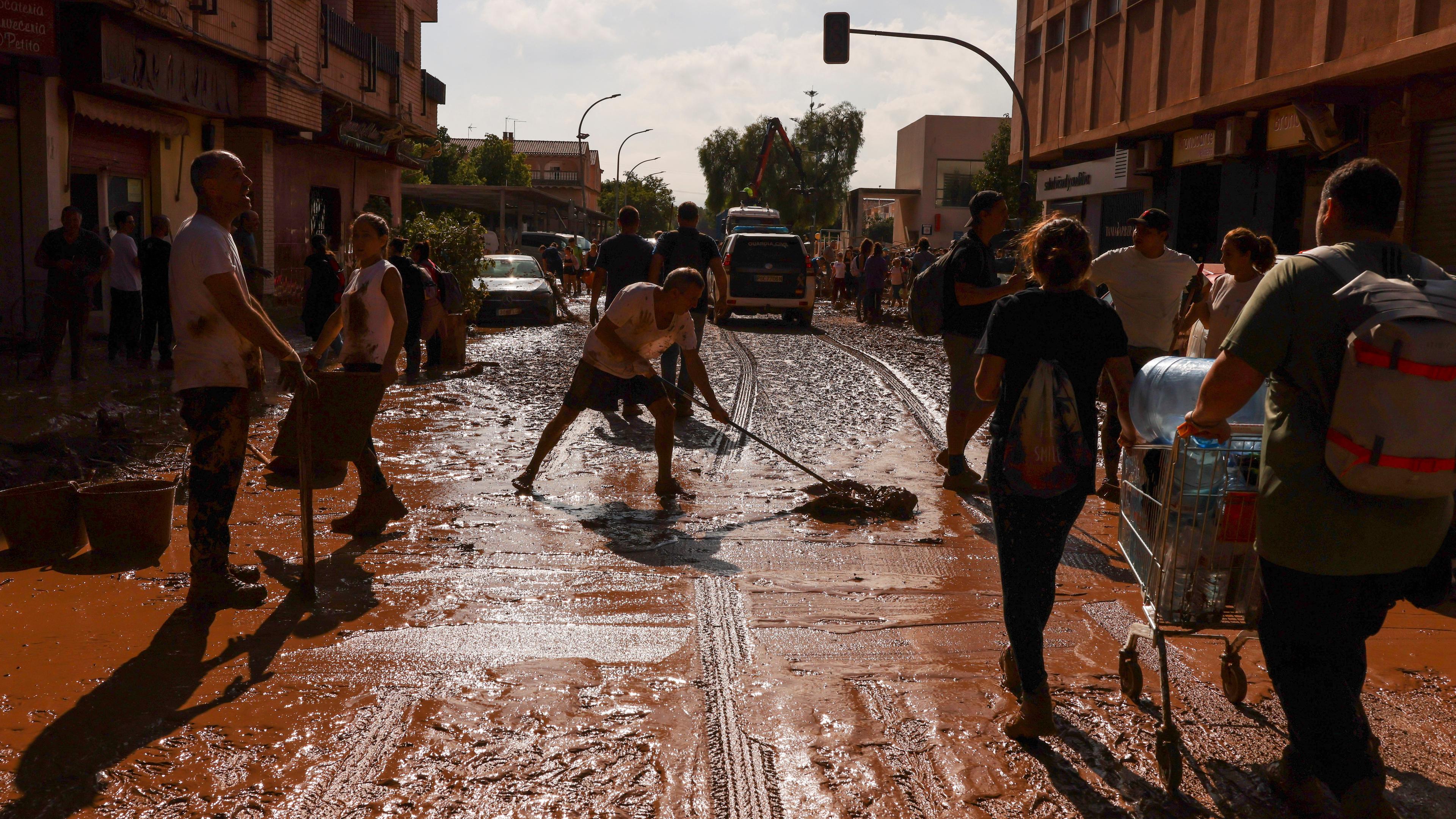 Folgen der Überschwemmungen. Eine schlammige Straße nach dem Unwetter bei Valencia