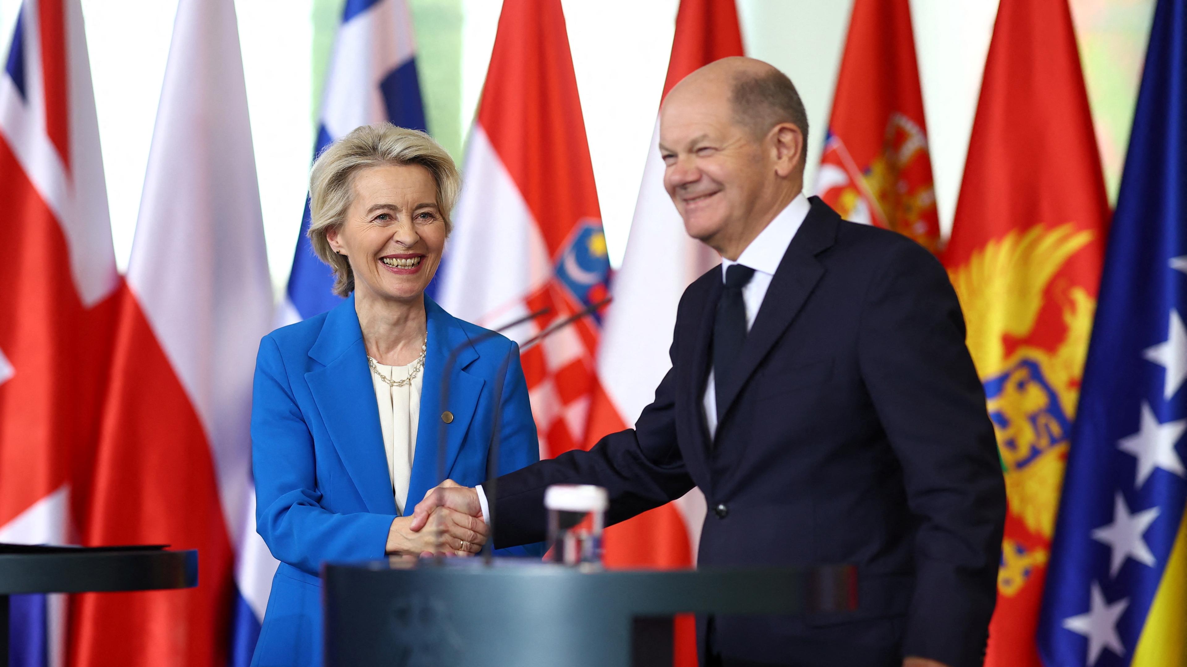 Die Präsidentin der Europäischen Kommission, Ursula von der Leyen, schüttelt Bundeskanzler Olaf Scholz während einer Pressekonferenz auf dem Berliner Prozessgipfel in Berlin, die Hand, 14. Oktober 2024