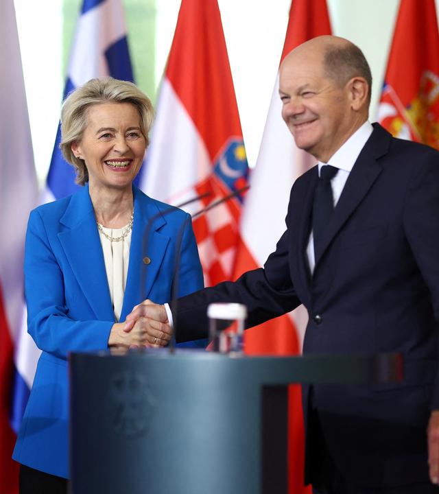 Die Präsidentin der Europäischen Kommission, Ursula von der Leyen, schüttelt Bundeskanzler Olaf Scholz während einer Pressekonferenz auf dem Berliner Prozessgipfel in Berlin, die Hand, 14. Oktober 2024