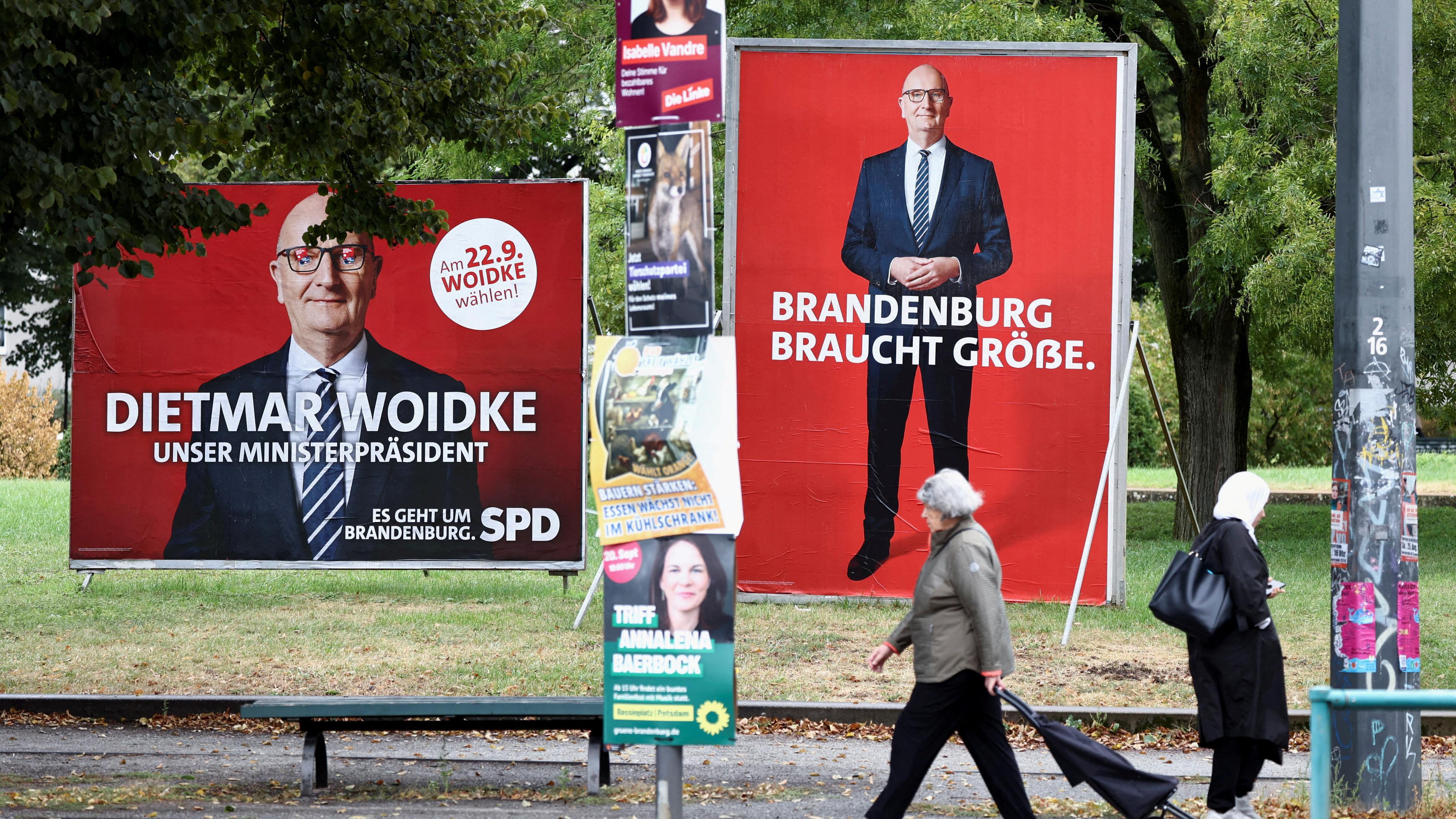 Wahlkampfplakate, auf denen der brandenburgische Ministerpräsident und Spitzenkandidat der Sozialdemokratischen Partei Deutschlands (SPD) Dietmar Woidke abgebildet ist, werden vor der bevorstehenden Brandenburg-Wahl in Potsdam, Deutschland, am 16. September 2024 gezeigt.