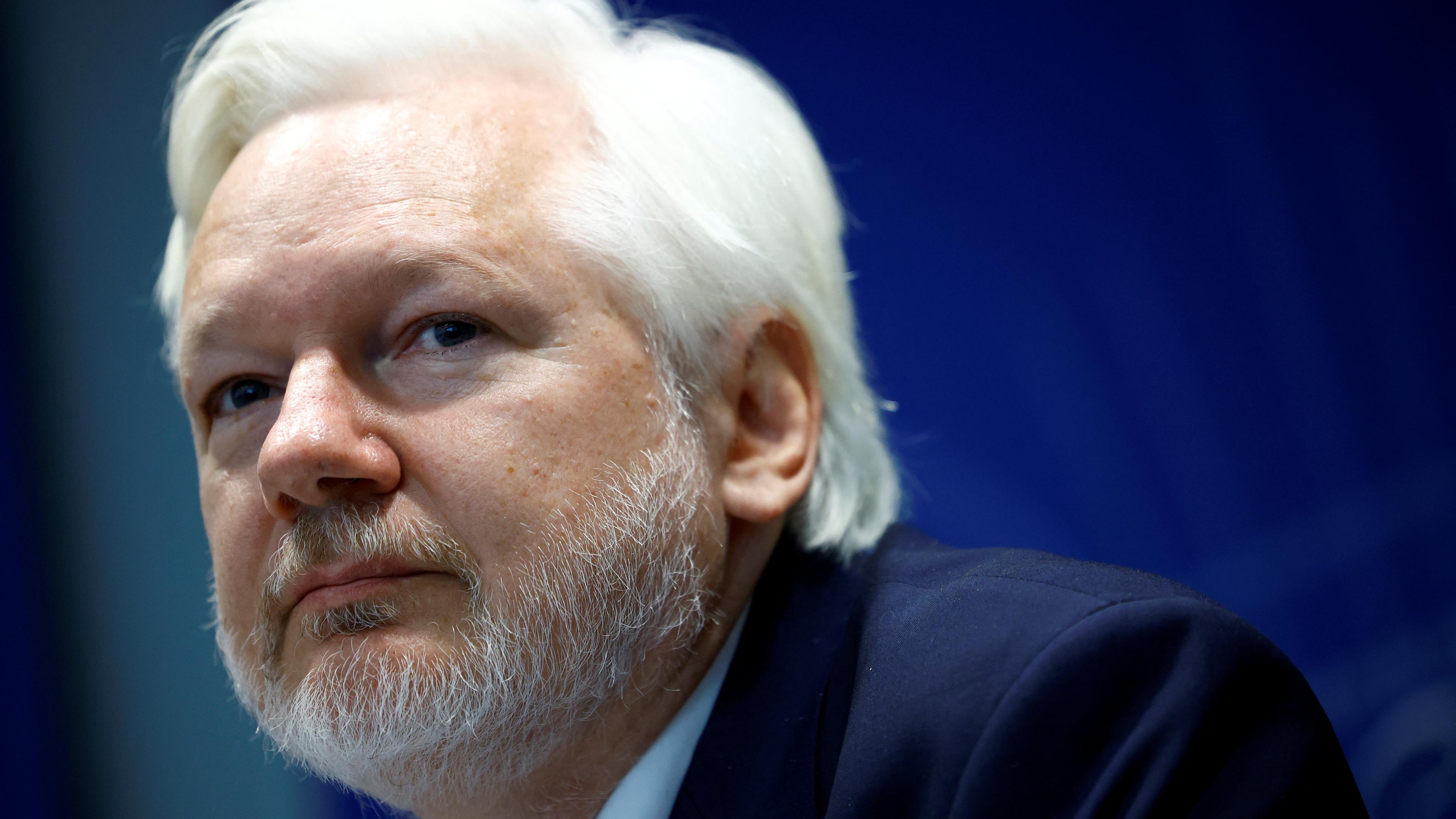 WikiLeaks-Gründer Julian Assange nimmt an einer Anhörung über seine Inhaftierung und Verurteilung und deren Auswirkungen auf die Menschenrechte vor dem Ausschuss für Recht und Menschenrechte der Parlamentarischen Versammlung des Europarats (PACE) in Straßburg, Frankreich, am 1. Oktober 2024 teil. 