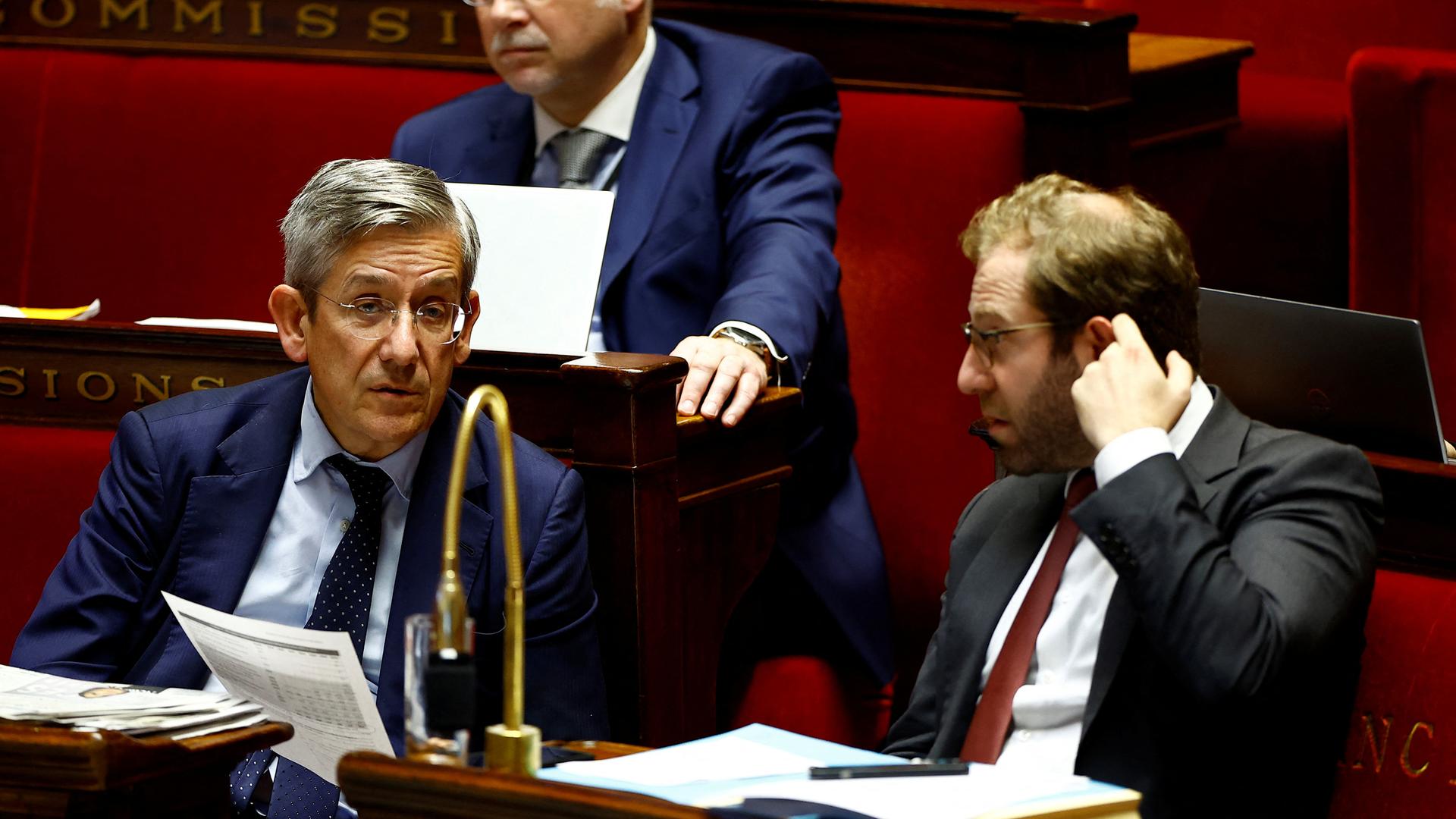 Der Abgeordnete Charles de Courson von der zentristischen Fraktion Liot und der französische Minister für Wirtschaft, Finanzen und Industrie, Antoine Armand, nehmen an einer Orientierungs- und Programmierungsdebatte über die öffentlichen Finanzen im Rahmen des ersten Teils der Beratungen über den Haushaltsentwurf 2025 in der Nationalversammlung in Paris, Frankreich, am 21. Oktober 2024 teil.