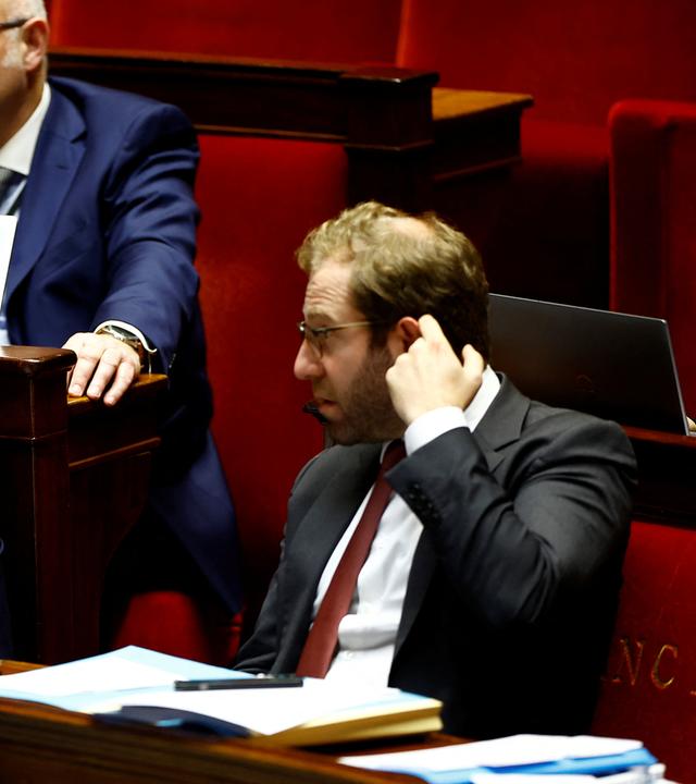 Der Abgeordnete Charles de Courson von der zentristischen Fraktion Liot und der französische Minister für Wirtschaft, Finanzen und Industrie, Antoine Armand, nehmen an einer Orientierungs- und Programmierungsdebatte über die öffentlichen Finanzen im Rahmen des ersten Teils der Beratungen über den Haushaltsentwurf 2025 in der Nationalversammlung in Paris, Frankreich, am 21. Oktober 2024 teil.