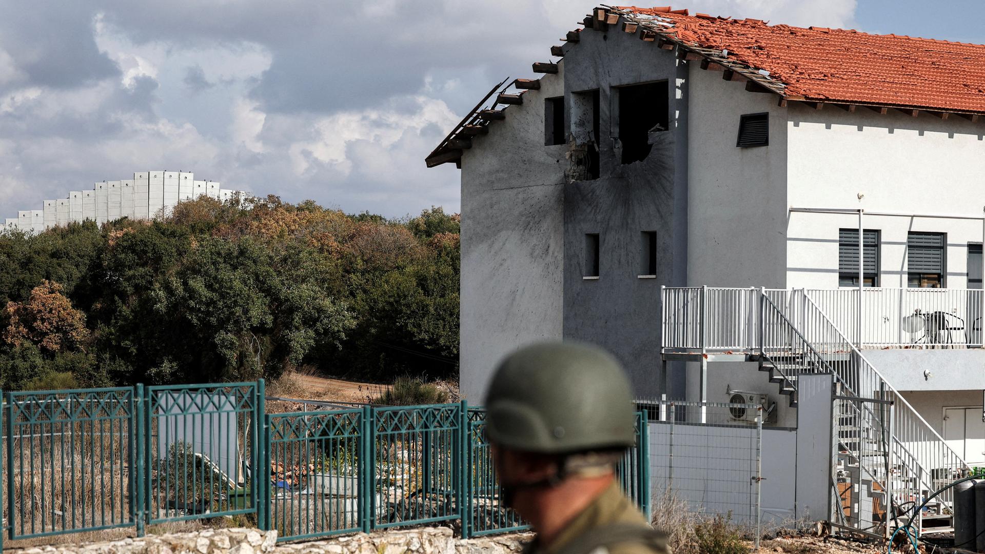 Ein israelischer Soldat sieht sich ein beschädigtes Haus in Shtula an, einer Gemeinde, die durch den Beschuss Israels mit Geschossen aus dem Libanon in Mitleidenschaft gezogen wurde, 03.11.2024