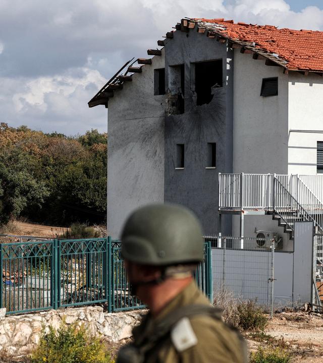 Ein israelischer Soldat sieht sich ein beschädigtes Haus in Shtula an, einer Gemeinde, die durch den Beschuss Israels mit Geschossen aus dem Libanon in Mitleidenschaft gezogen wurde, 03.11.2024