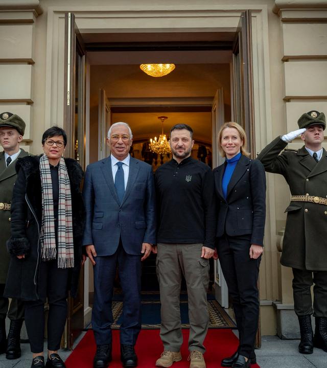 Der ukrainische Präsident Wolodymyr Zelenskiy, der Präsident des Europäischen Rates Antonio Costa, die Vizepräsidentin der Europäischen Kommission und Hohe Vertreterin für Außen- und Sicherheitspolitik Kaja Kallas und die EU-Erweiterungschefin Marta Kos posieren für ein Foto am Tag ihres Treffens inmitten des russischen Angriffs auf die Ukraine in Kiew, Ukraine, 1. Dezember 2024. 