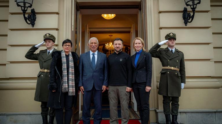 Der ukrainische Präsident Wolodymyr Zelenskiy, der Präsident des Europäischen Rates Antonio Costa, die Vizepräsidentin der Europäischen Kommission und Hohe Vertreterin für Außen- und Sicherheitspolitik Kaja Kallas und die EU-Erweiterungschefin Marta Kos posieren für ein Foto am Tag ihres Treffens inmitten des russischen Angriffs auf die Ukraine in Kiew, Ukraine, 1. Dezember 2024. 