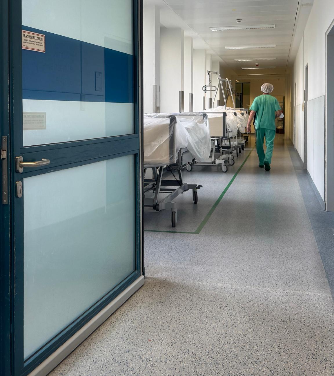 Leere Krankenhausbetten stehen in einem leeren Krankenhausflur,Krankenhaus,Klinik