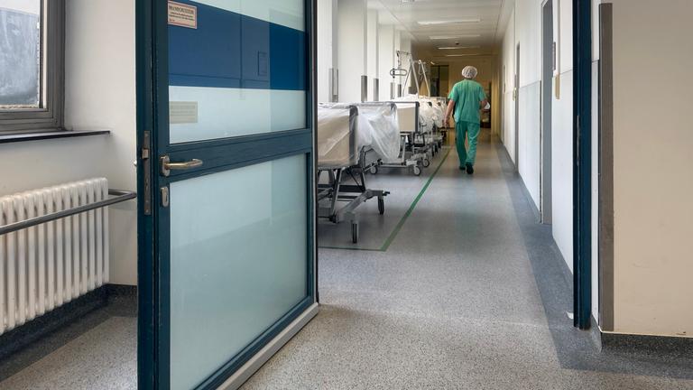 Leere Krankenhausbetten stehen in einem leeren Krankenhausflur,Krankenhaus,Klinik