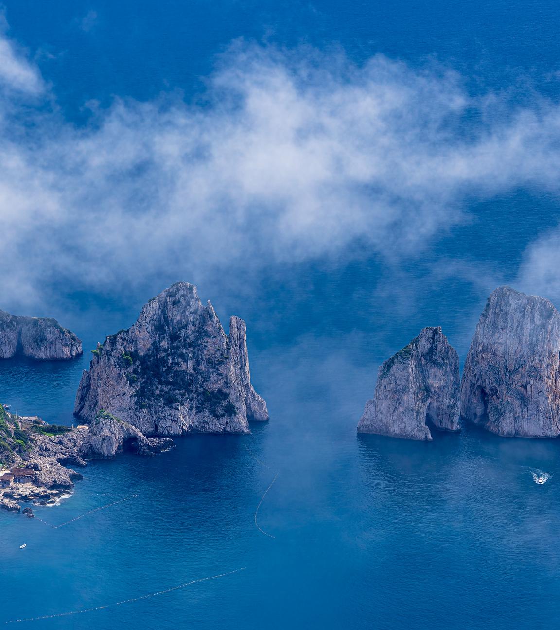 Felsenküste mit Wolken auf der Insel Capri in Italien