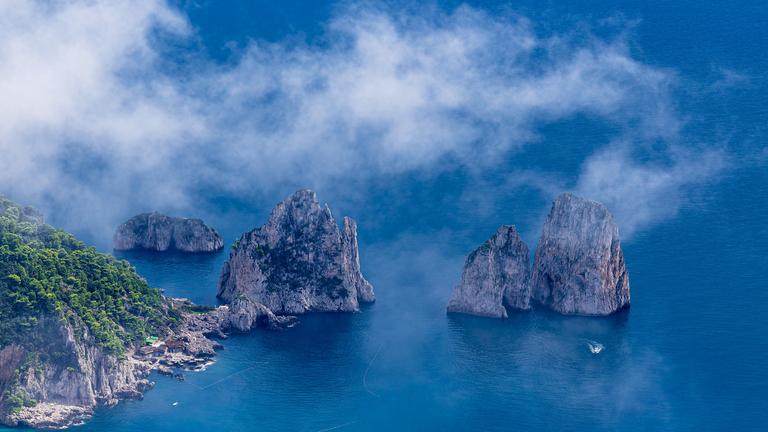 Felsenküste mit Wolken auf der Insel Capri in Italien