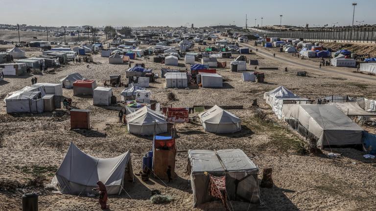 Auf dem Bild ist ein Zeltlager neben der Grenze zu Ägypten zu sehen.