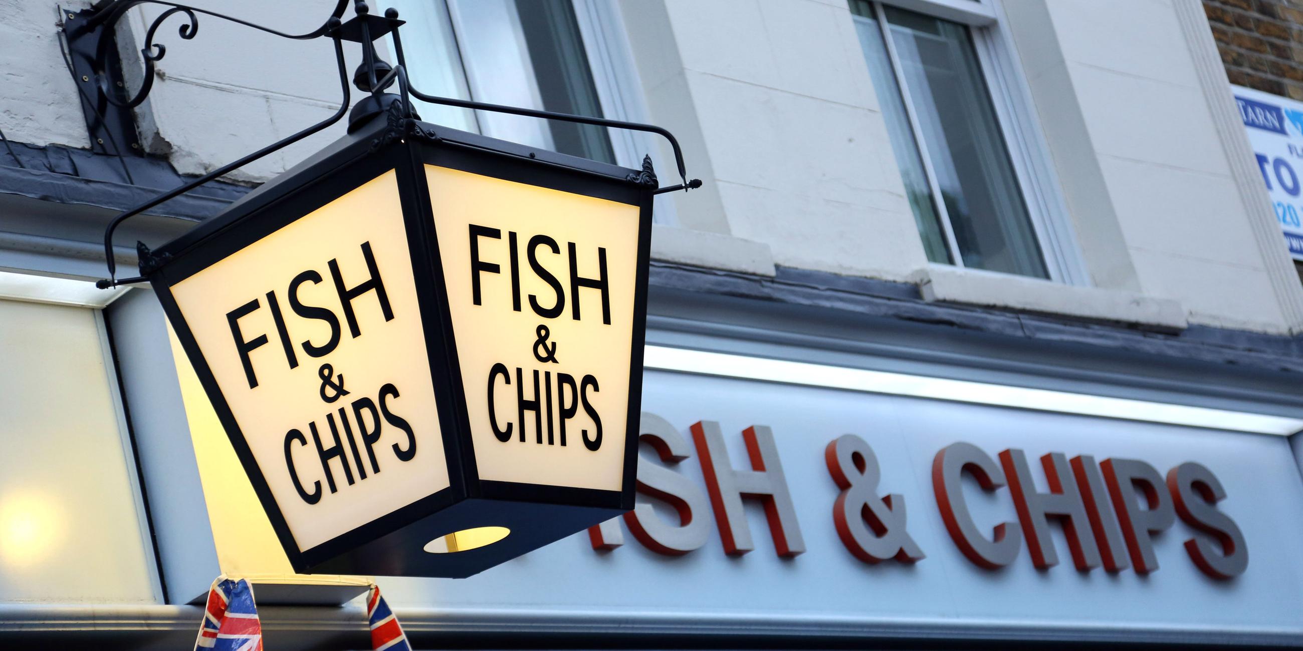 Auf dem Bild sieht man die Aufschrift eines Fish and Chips Restaurants.