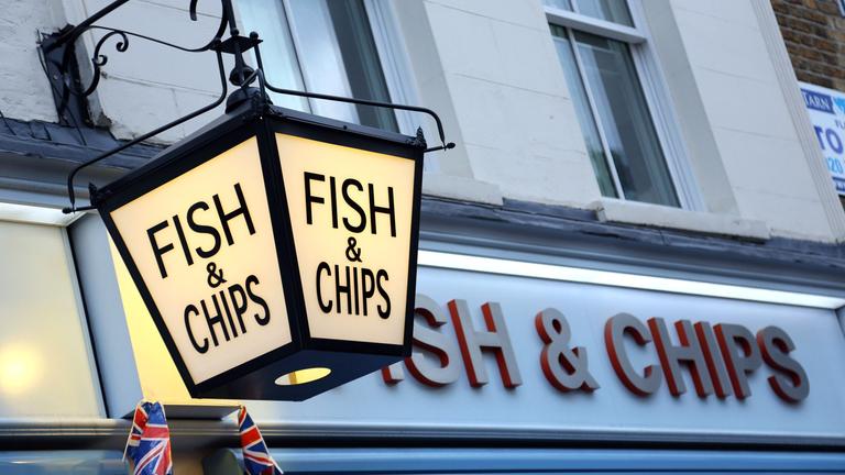 Auf dem Bild sieht man die Aufschrift eines Fish and Chips Restaurants.
