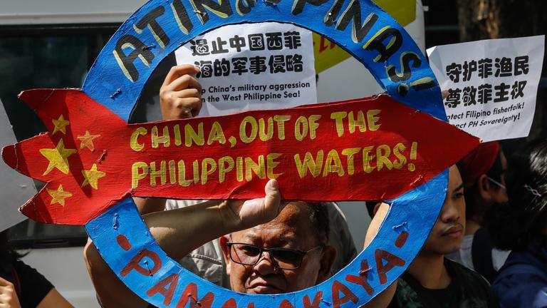 Auf dem Bild ist ein Schild gegen das Eindringen Chinas in philippinische Gewässer zu sehen.