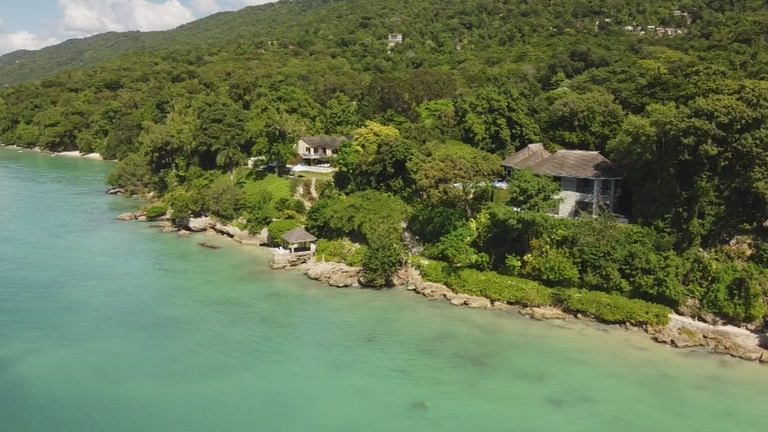 Auf dem Bild ist die Klinik in Jamaika von oben zu sehen.