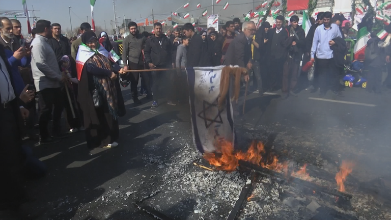 Auf dem Bild ist ein Protest gegen die Juden im Iran zu sehen.