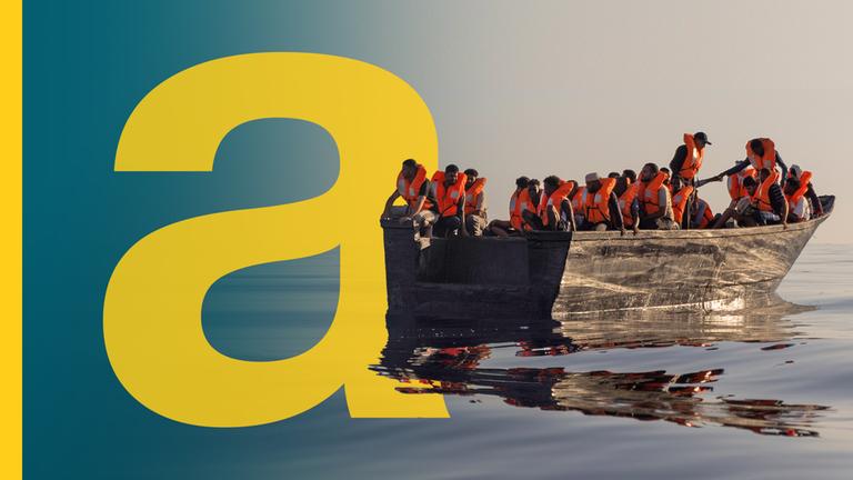 Auf dem Bild ist ein Boot mit geflüchteten Personen auf dem Mittelmeer zu sehen.