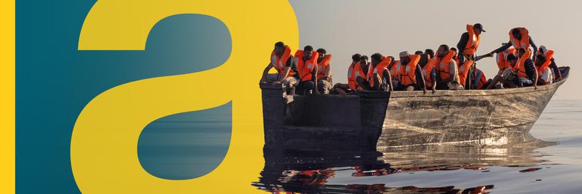 Auf dem Bild ist ein Boot mit geflüchteten Personen auf dem Mittelmeer zu sehen.