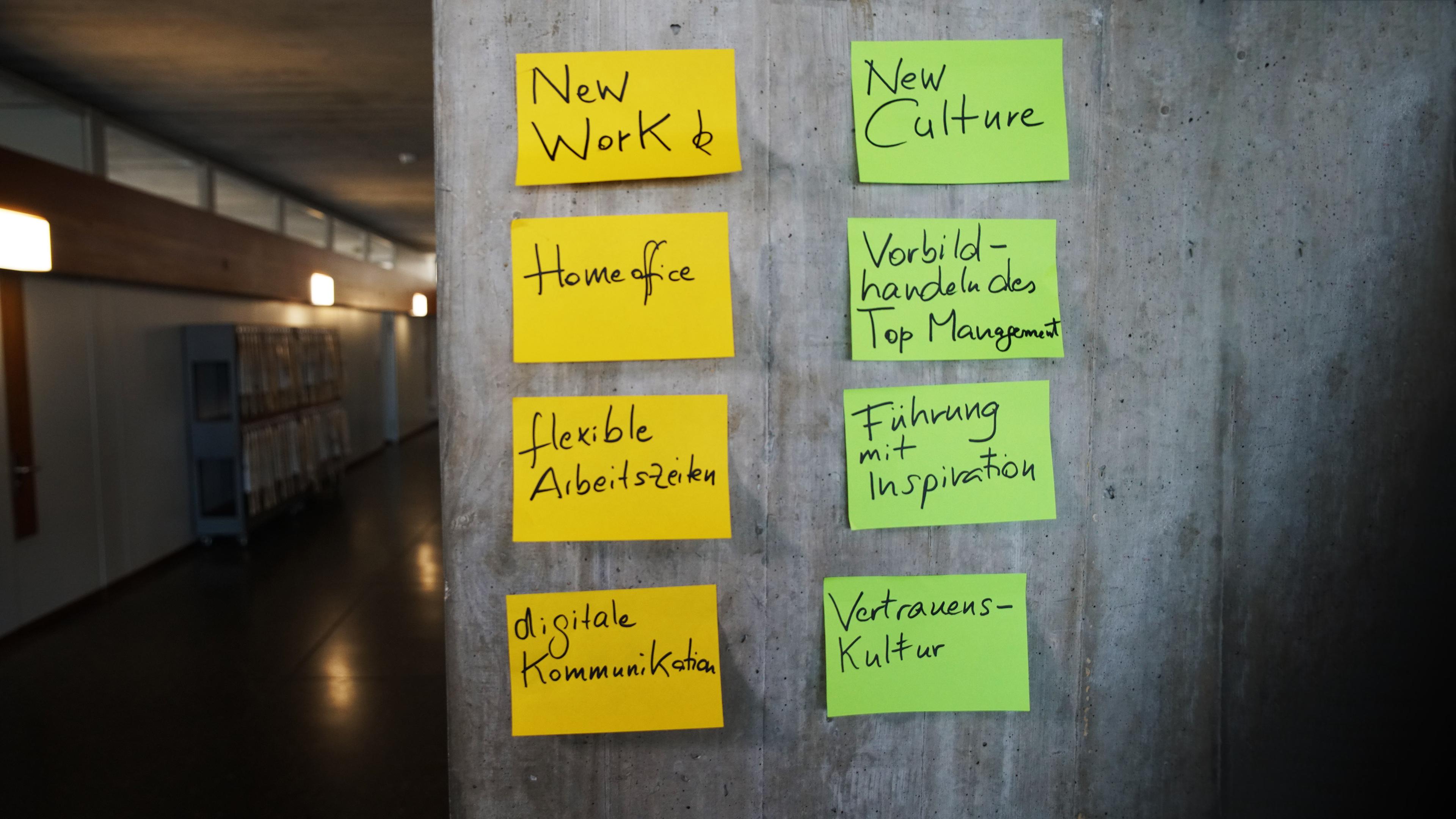 Klebezettel an einer Wand