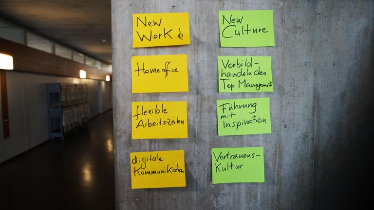 Klebezettel an einer Wand