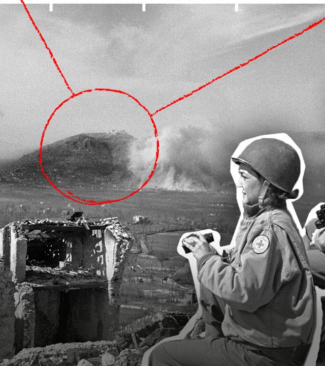 Junge Soldaten auf dem Schlachtfeld, im Hintergrund der Monte Cassino