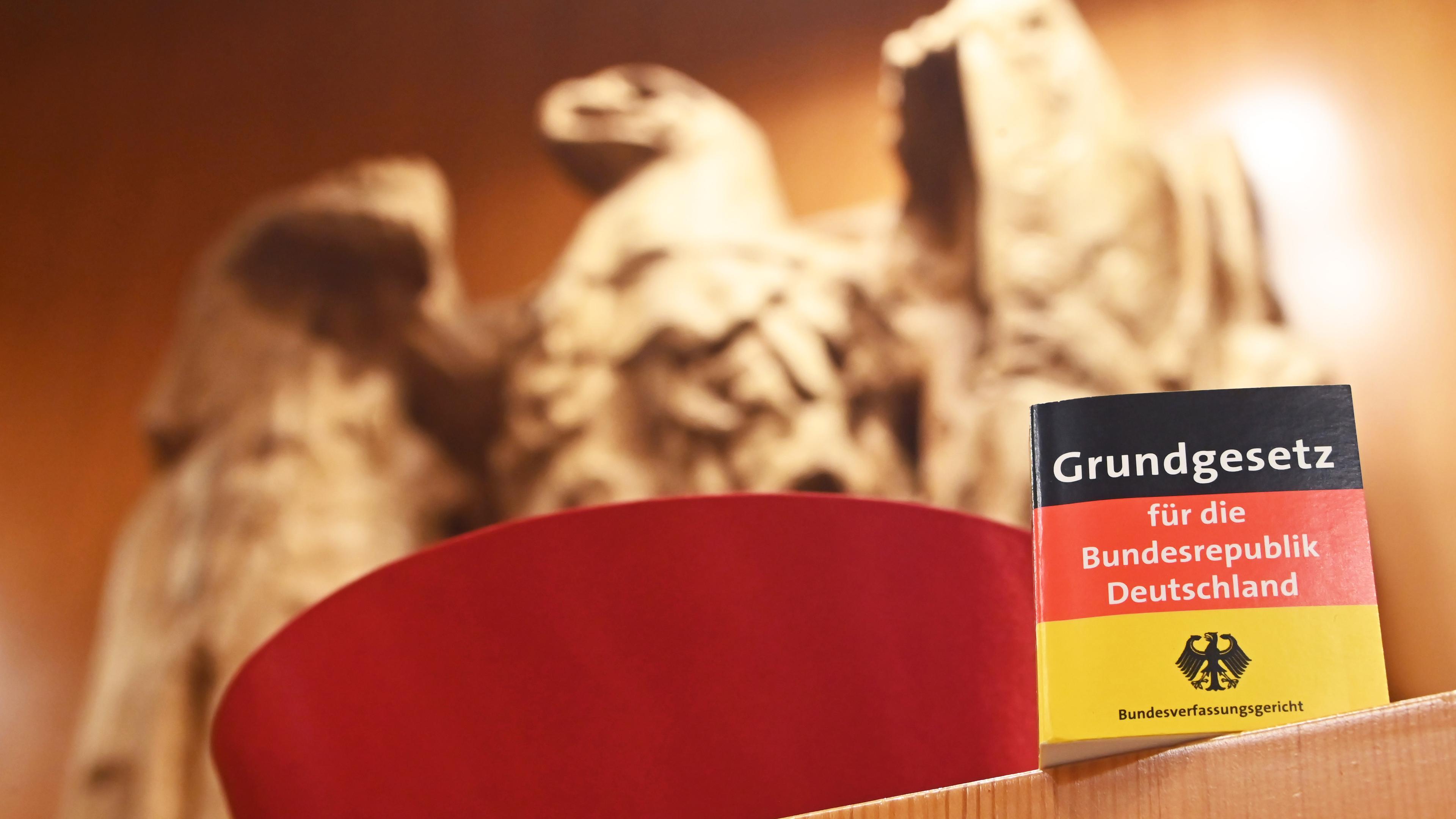 Grundgesetzt und Richterhut im BVerfG