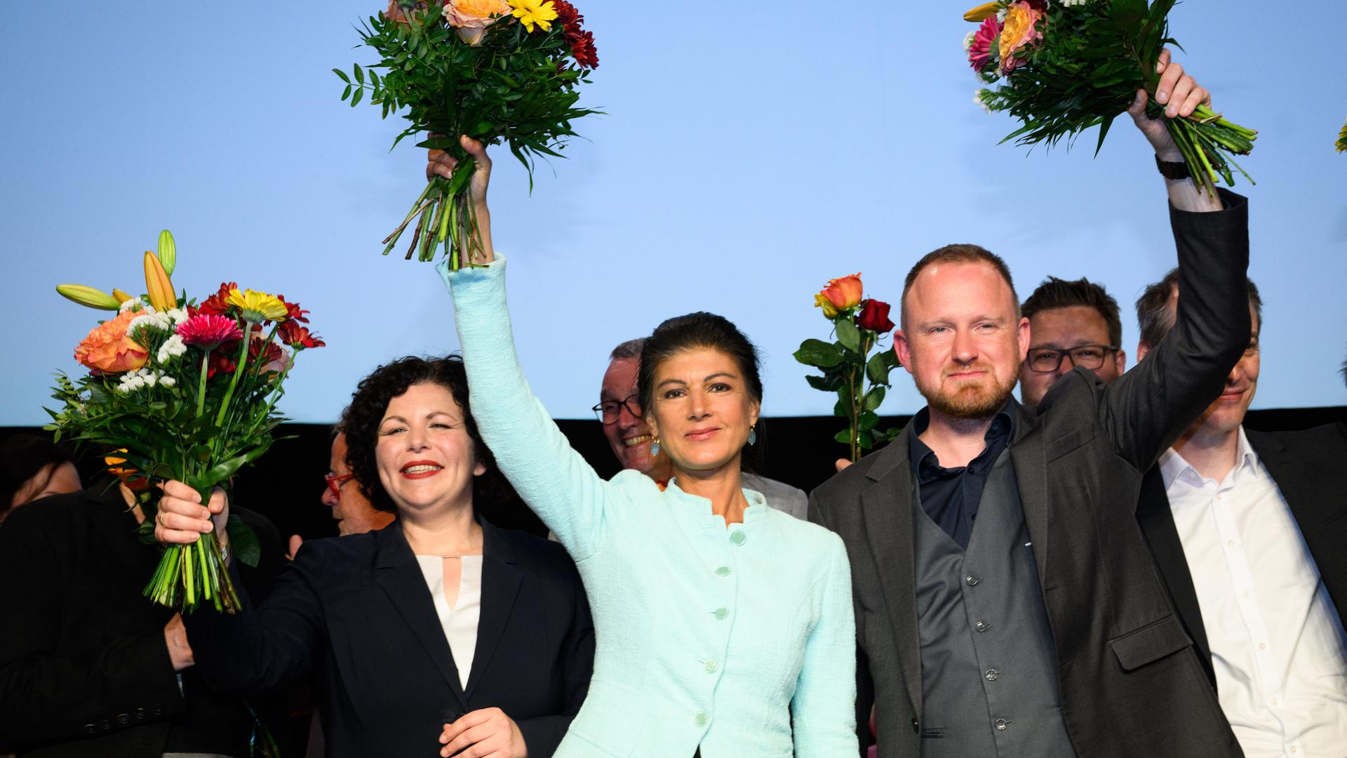 Auf dem Bild ist die Parteispitze BSW bei der Wahlparty zu sehen.