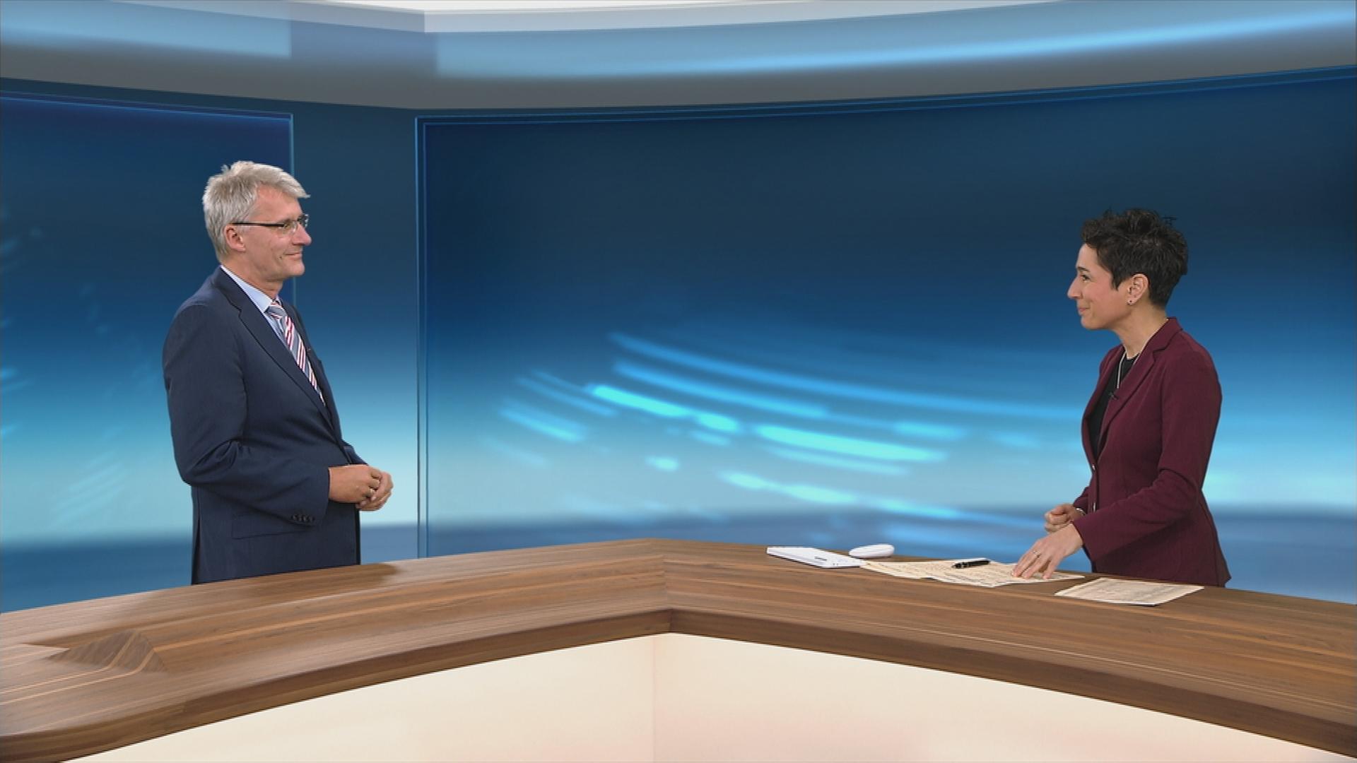 Dunja Hayali im Gespräch mit Elmar Theveßen