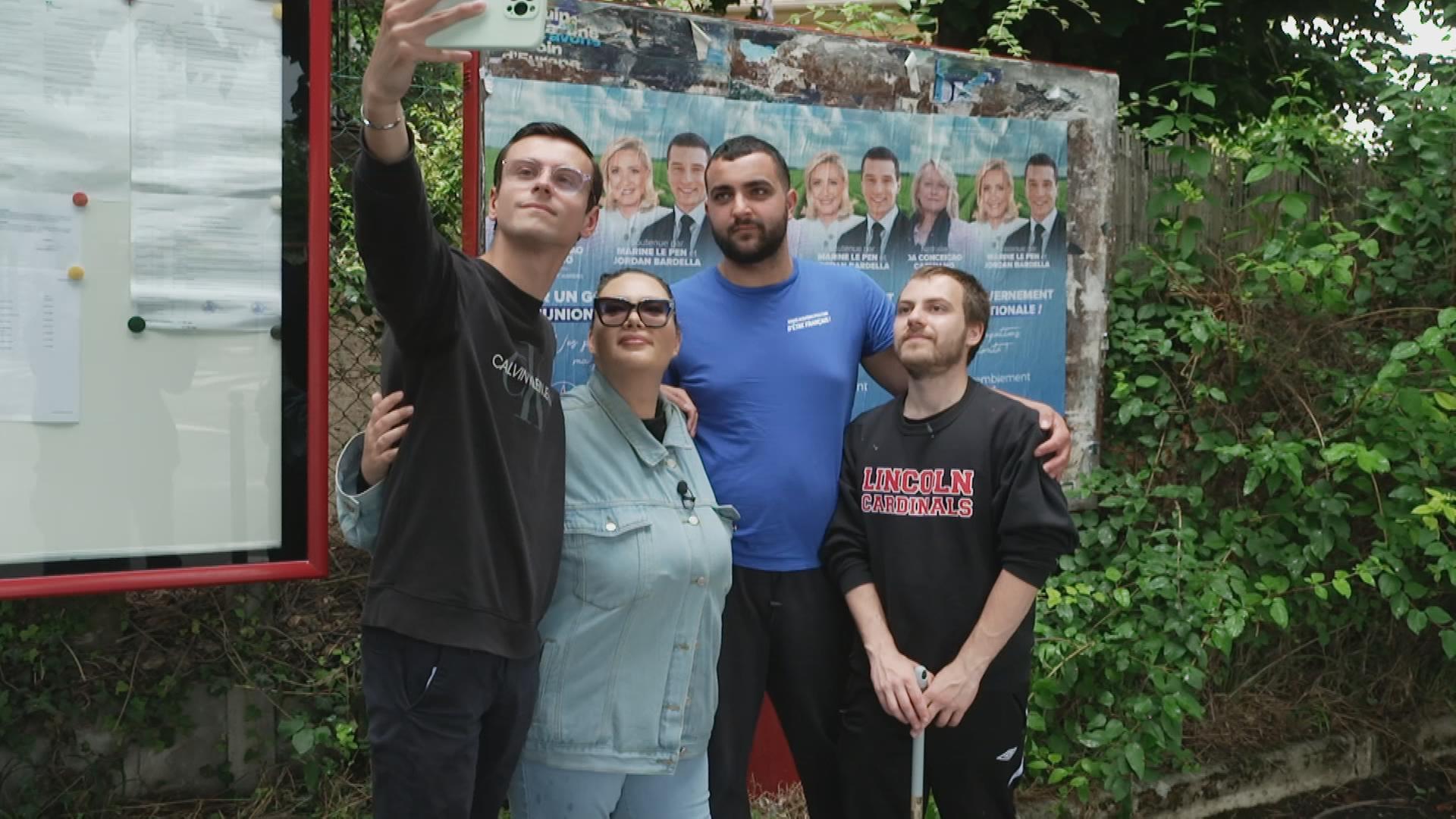 Auf dem Bild sind Jugendliche beim Plaktieren rechtsextremer Wahlplakate zu sehen.
